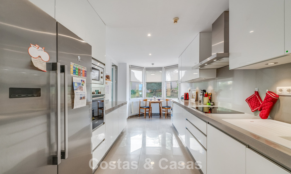 Zonnig en ruim hoekappartement met panoramische vergezichten te koop in de heuvels van Nueva Andalucia, Marbella 779587