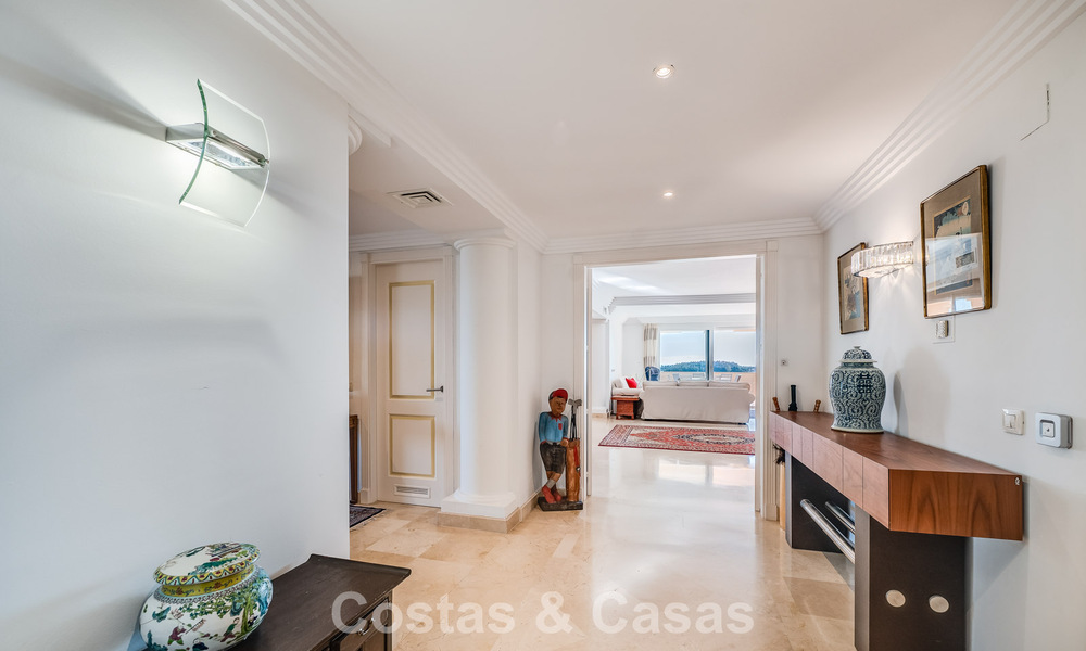 Zonnig en ruim hoekappartement met panoramische vergezichten te koop in de heuvels van Nueva Andalucia, Marbella 779591