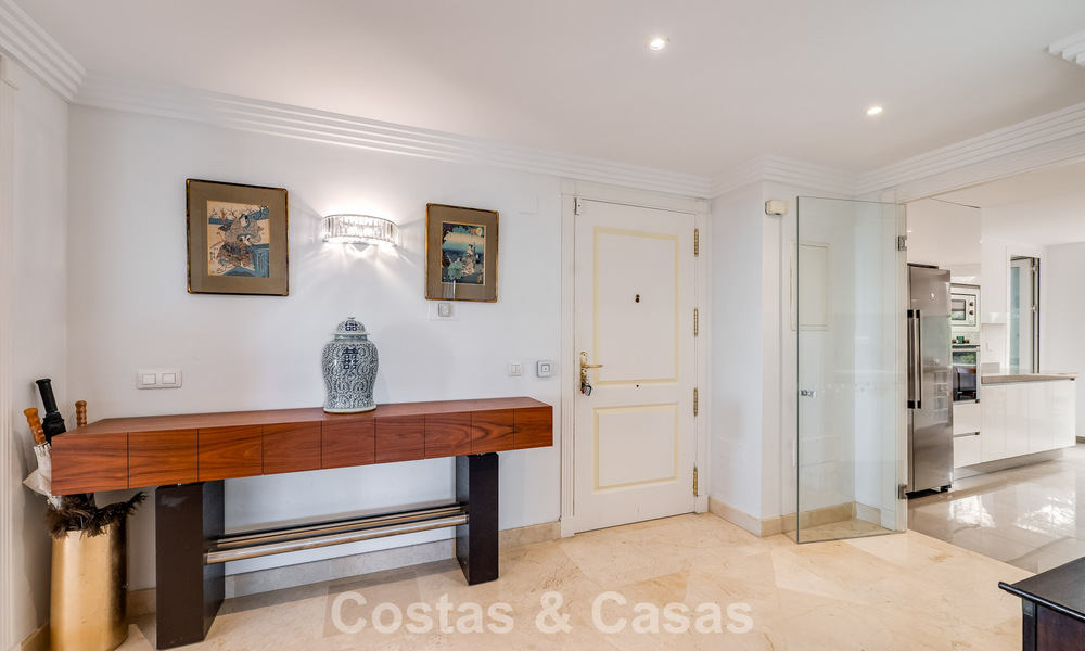 Zonnig en ruim hoekappartement met panoramische vergezichten te koop in de heuvels van Nueva Andalucia, Marbella 779592