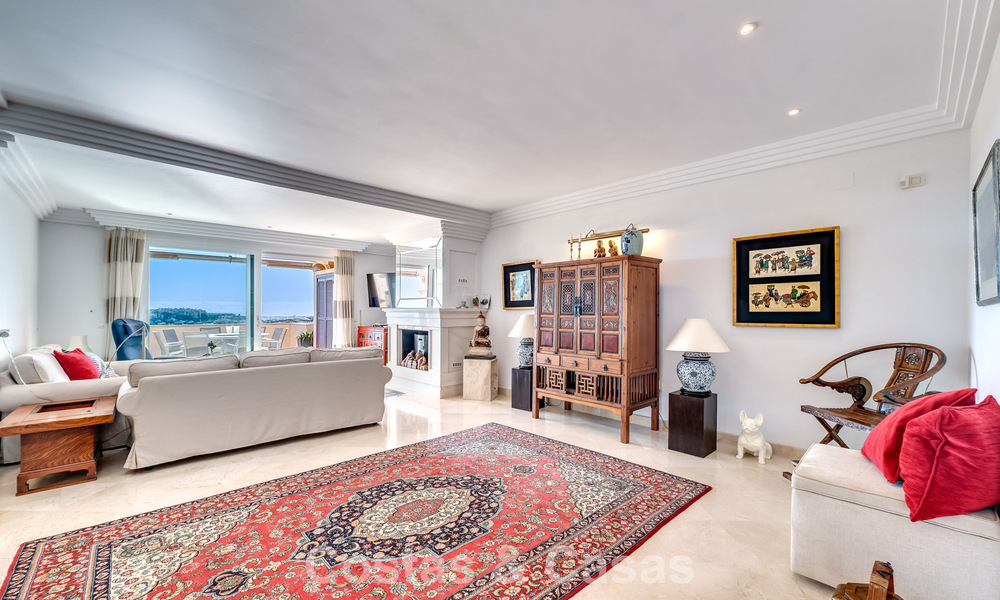 Zonnig en ruim hoekappartement met panoramische vergezichten te koop in de heuvels van Nueva Andalucia, Marbella 779593