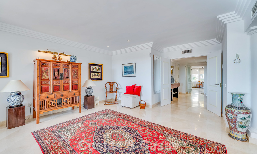 Zonnig en ruim hoekappartement met panoramische vergezichten te koop in de heuvels van Nueva Andalucia, Marbella 779595