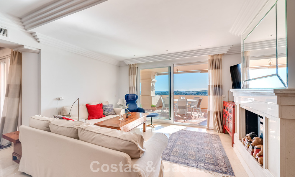 Zonnig en ruim hoekappartement met panoramische vergezichten te koop in de heuvels van Nueva Andalucia, Marbella 779597
