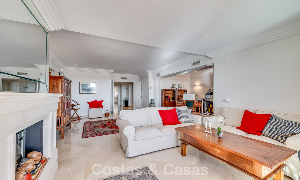 Zonnig en ruim hoekappartement met panoramische vergezichten te koop in de heuvels van Nueva Andalucia, Marbella 779598