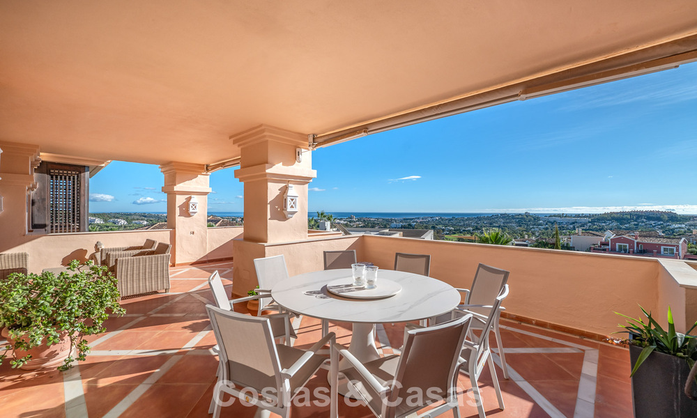Zonnig en ruim hoekappartement met panoramische vergezichten te koop in de heuvels van Nueva Andalucia, Marbella 779599