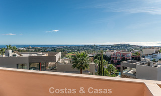 Zonnig en ruim hoekappartement met panoramische vergezichten te koop in de heuvels van Nueva Andalucia, Marbella 779600 