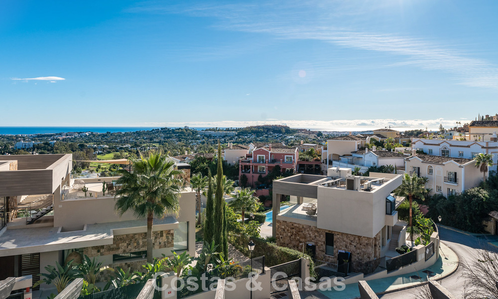 Zonnig en ruim hoekappartement met panoramische vergezichten te koop in de heuvels van Nueva Andalucia, Marbella 779601