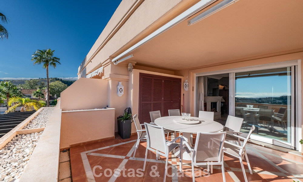 Zonnig en ruim hoekappartement met panoramische vergezichten te koop in de heuvels van Nueva Andalucia, Marbella 779603