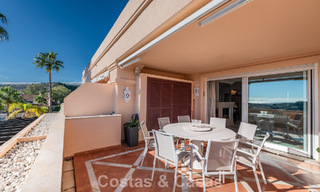 Zonnig en ruim hoekappartement met panoramische vergezichten te koop in de heuvels van Nueva Andalucia, Marbella 779603 