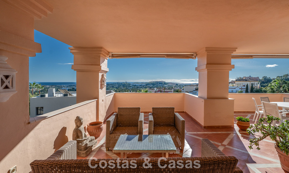 Zonnig en ruim hoekappartement met panoramische vergezichten te koop in de heuvels van Nueva Andalucia, Marbella 779604
