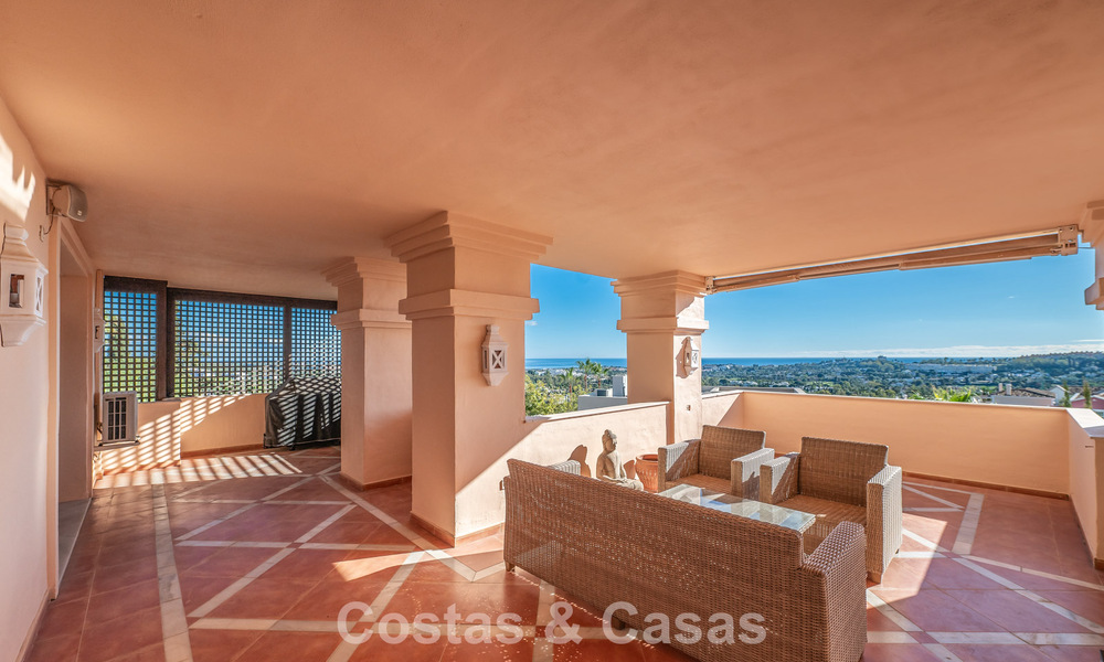 Zonnig en ruim hoekappartement met panoramische vergezichten te koop in de heuvels van Nueva Andalucia, Marbella 779605