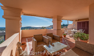 Zonnig en ruim hoekappartement met panoramische vergezichten te koop in de heuvels van Nueva Andalucia, Marbella 779607 