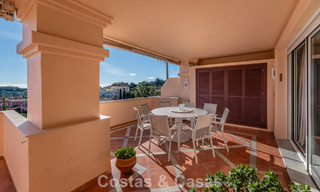 Zonnig en ruim hoekappartement met panoramische vergezichten te koop in de heuvels van Nueva Andalucia, Marbella 779608 