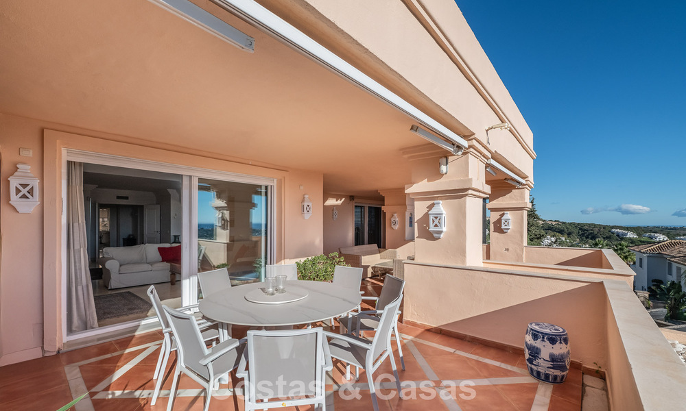Zonnig en ruim hoekappartement met panoramische vergezichten te koop in de heuvels van Nueva Andalucia, Marbella 779611