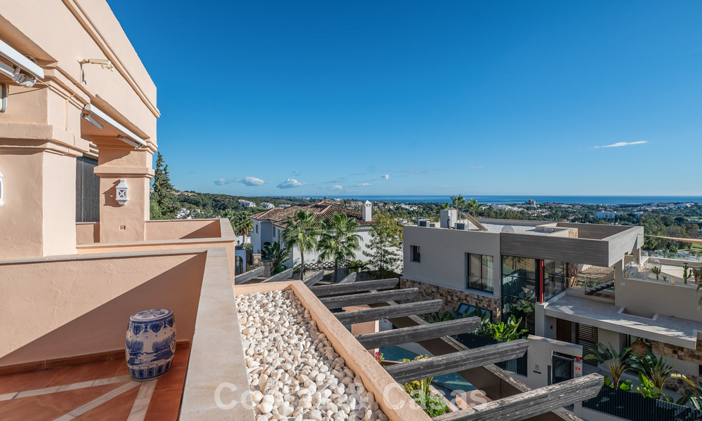 Zonnig en ruim hoekappartement met panoramische vergezichten te koop in de heuvels van Nueva Andalucia, Marbella 779612