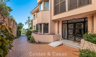 Zonnig en ruim hoekappartement met panoramische vergezichten te koop in de heuvels van Nueva Andalucia, Marbella 779613 