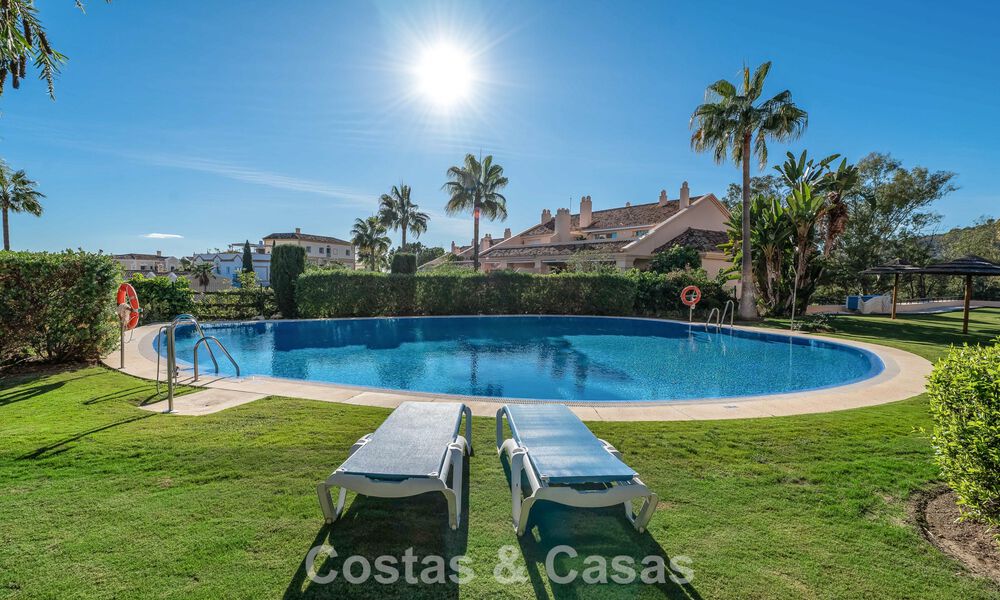 Zonnig en ruim hoekappartement met panoramische vergezichten te koop in de heuvels van Nueva Andalucia, Marbella 779614
