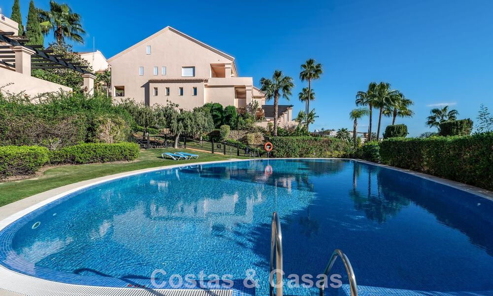 Zonnig en ruim hoekappartement met panoramische vergezichten te koop in de heuvels van Nueva Andalucia, Marbella 779615