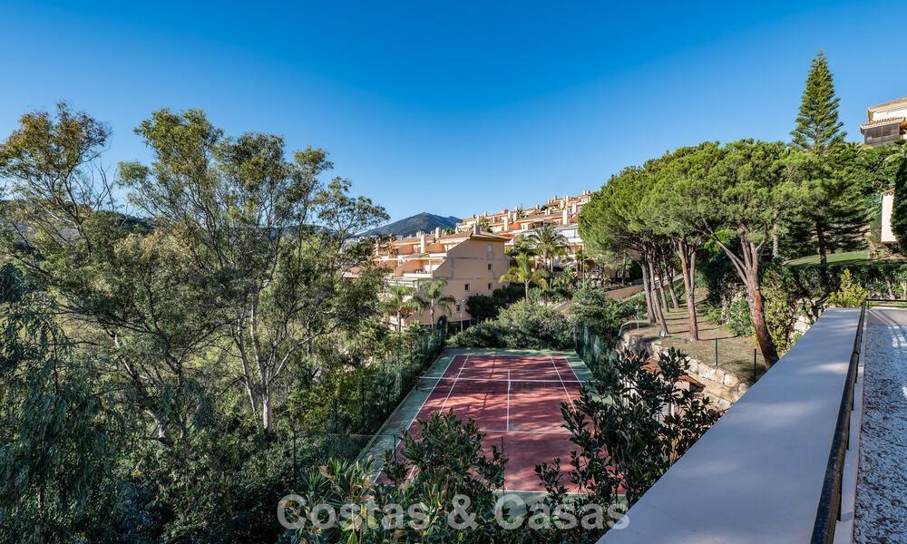 Zonnig en ruim hoekappartement met panoramische vergezichten te koop in de heuvels van Nueva Andalucia, Marbella 779616