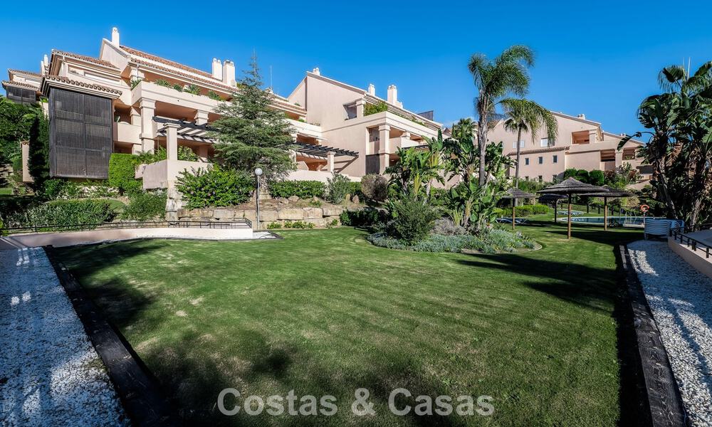 Zonnig en ruim hoekappartement met panoramische vergezichten te koop in de heuvels van Nueva Andalucia, Marbella 779617