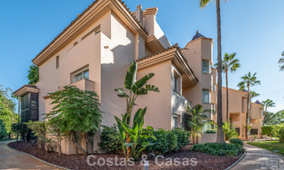 Zonnig en ruim hoekappartement met panoramische vergezichten te koop in de heuvels van Nueva Andalucia, Marbella 779621 