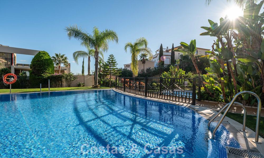 Zonnig en ruim hoekappartement met panoramische vergezichten te koop in de heuvels van Nueva Andalucia, Marbella 779623