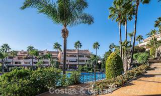 Zonnig en ruim hoekappartement met panoramische vergezichten te koop in de heuvels van Nueva Andalucia, Marbella 779627 
