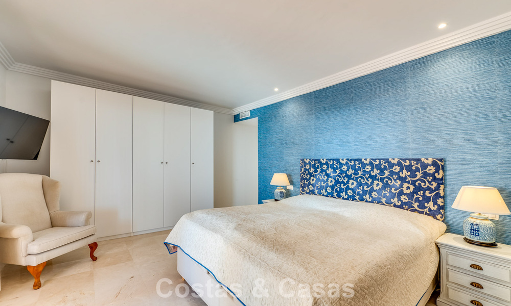 Zonnig en ruim hoekappartement met panoramische vergezichten te koop in de heuvels van Nueva Andalucia, Marbella 779629