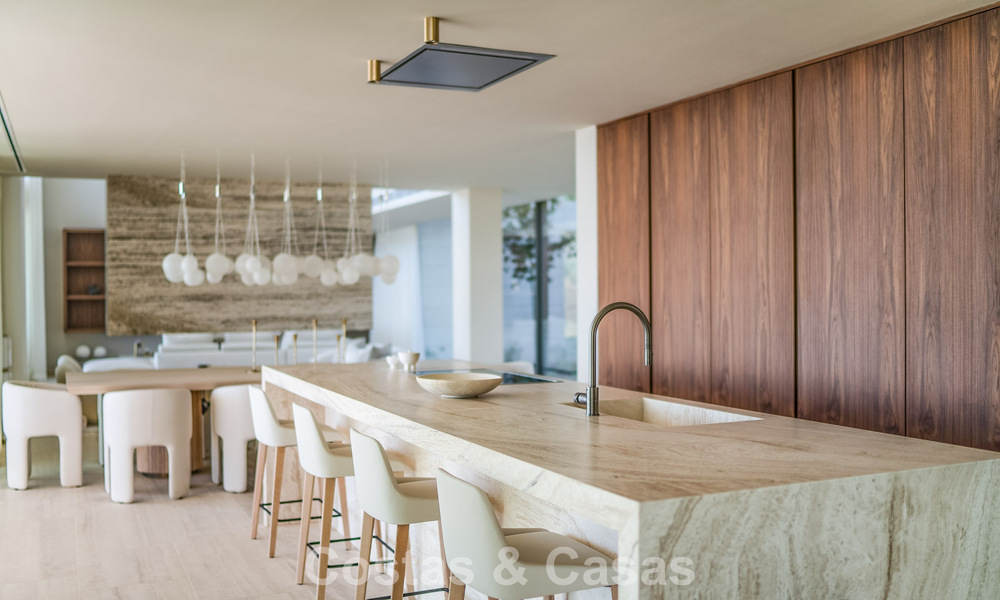 Nieuwe, gesofisticeerde luxevilla te koop in een private, permanent bewaakte gemeenschap van Sotogrande, Costa del Sol 779273