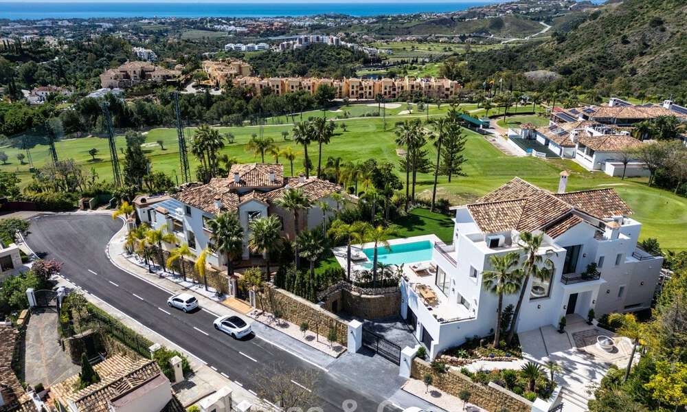 Royale villa met luxueus, mediterrane architectuur te koop, grenzend aan de golfbaan in Marbella - Benahavis 779631