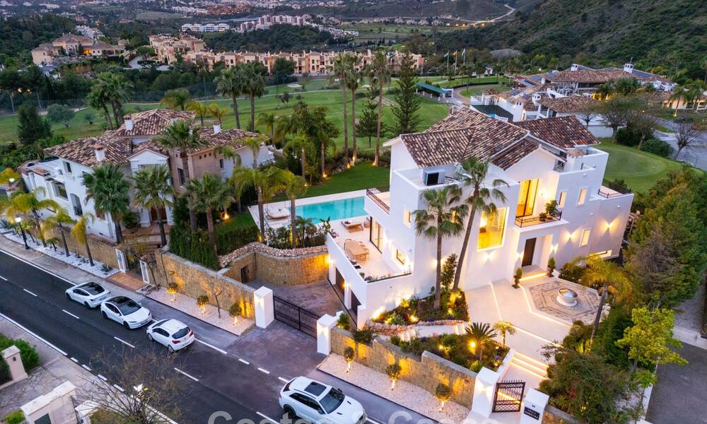 Royale villa met luxueus, mediterrane architectuur te koop, grenzend aan de golfbaan in Marbella - Benahavis 779641