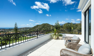 Royale villa met luxueus, mediterrane architectuur te koop, grenzend aan de golfbaan in Marbella - Benahavis 779664 