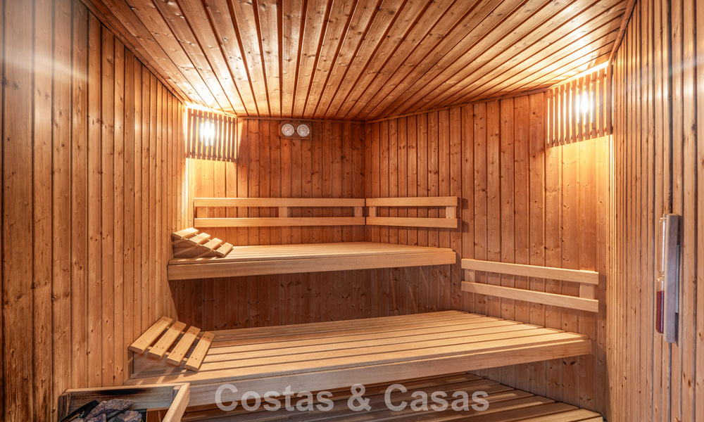 Eigentijds appartement met panoramisch golf- en zeezicht te koop in Marbella - Benahavis 779773