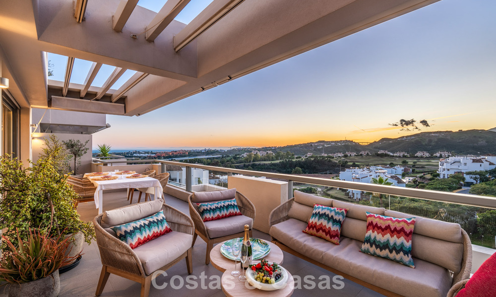 Eigentijds appartement met panoramisch golf- en zeezicht te koop in Marbella - Benahavis 779776