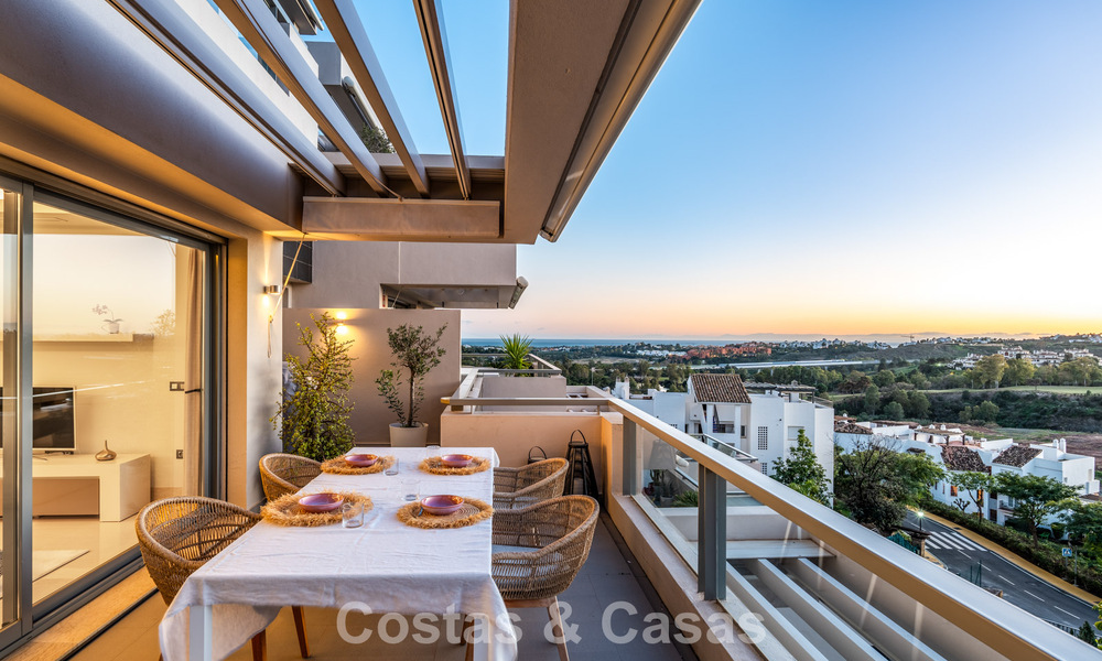 Eigentijds appartement met panoramisch golf- en zeezicht te koop in Marbella - Benahavis 779777