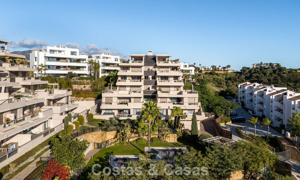 Eigentijds appartement met panoramisch golf- en zeezicht te koop in Marbella - Benahavis 779780