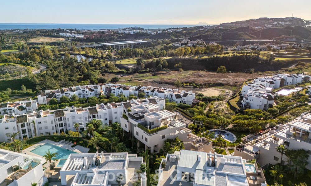Eigentijds appartement met panoramisch golf- en zeezicht te koop in Marbella - Benahavis 779782
