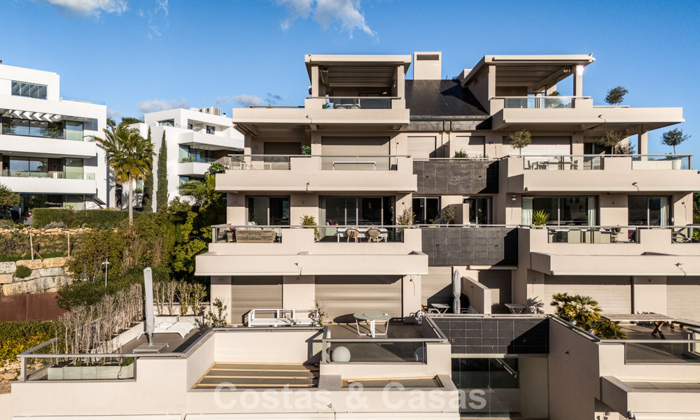 Eigentijds appartement met panoramisch golf- en zeezicht te koop in Marbella - Benahavis 779783