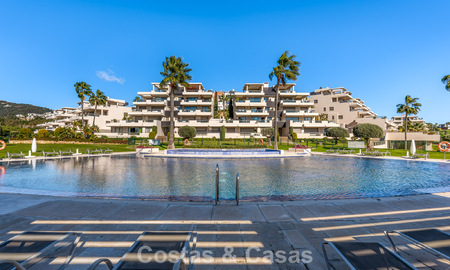 Eigentijds appartement met panoramisch golf- en zeezicht te koop in Marbella - Benahavis 779784