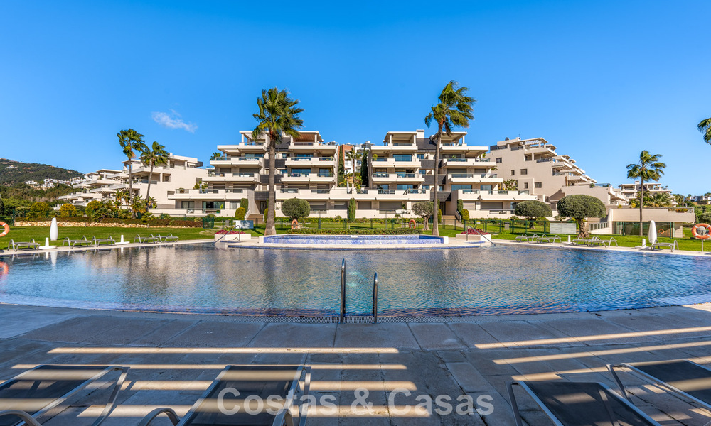 Eigentijds appartement met panoramisch golf- en zeezicht te koop in Marbella - Benahavis 779784