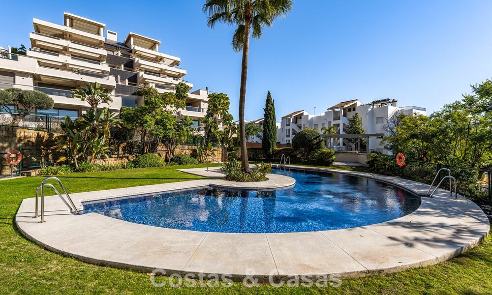 Eigentijds appartement met panoramisch golf- en zeezicht te koop in Marbella - Benahavis 779787