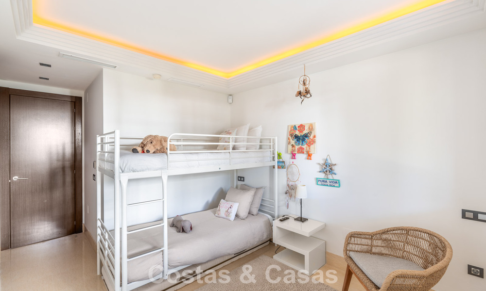 Eigentijds appartement met panoramisch golf- en zeezicht te koop in Marbella - Benahavis 779789