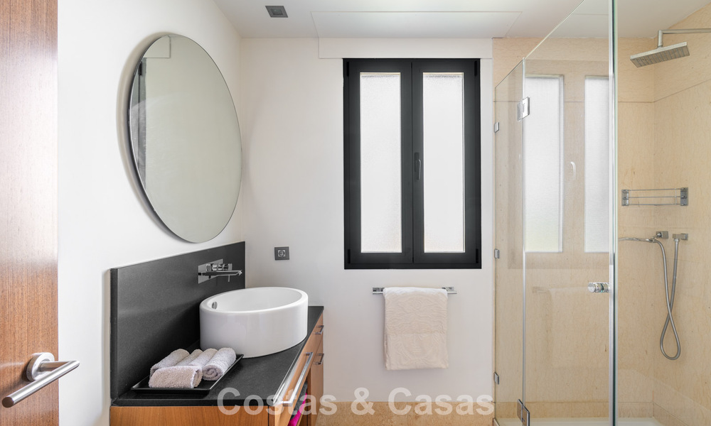 Eigentijds appartement met panoramisch golf- en zeezicht te koop in Marbella - Benahavis 779790