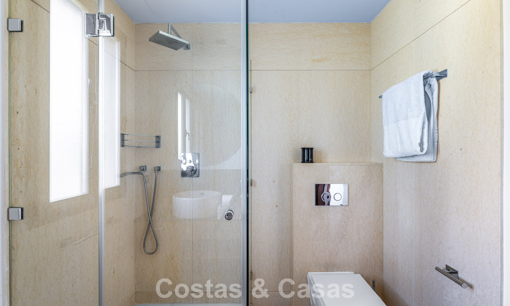 Eigentijds appartement met panoramisch golf- en zeezicht te koop in Marbella - Benahavis 779791