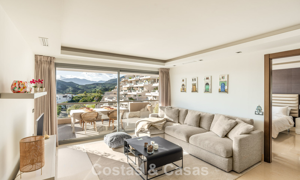 Eigentijds appartement met panoramisch golf- en zeezicht te koop in Marbella - Benahavis 779794