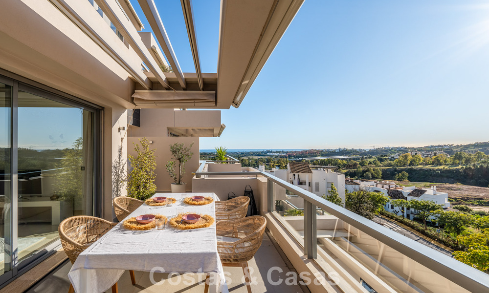 Eigentijds appartement met panoramisch golf- en zeezicht te koop in Marbella - Benahavis 779796