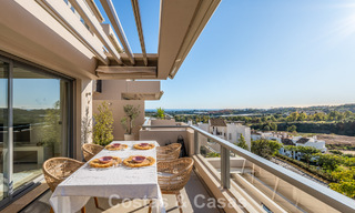 Eigentijds appartement met panoramisch golf- en zeezicht te koop in Marbella - Benahavis 779796 