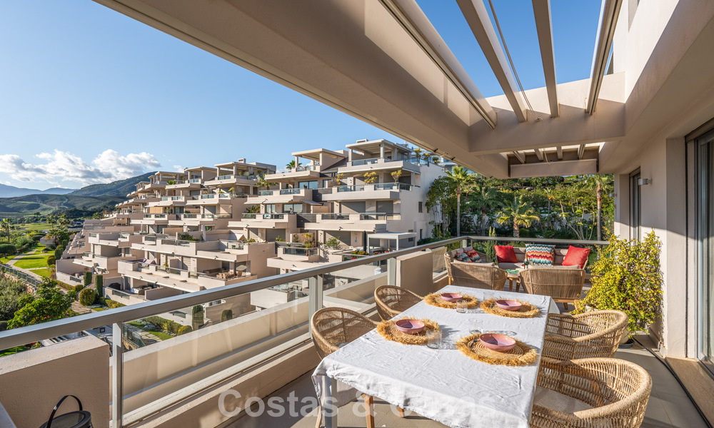 Eigentijds appartement met panoramisch golf- en zeezicht te koop in Marbella - Benahavis 779797