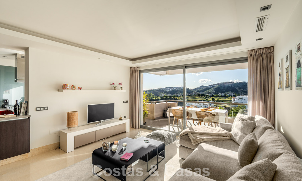 Eigentijds appartement met panoramisch golf- en zeezicht te koop in Marbella - Benahavis 779799