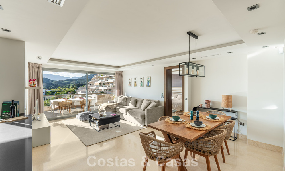 Eigentijds appartement met panoramisch golf- en zeezicht te koop in Marbella - Benahavis 779800