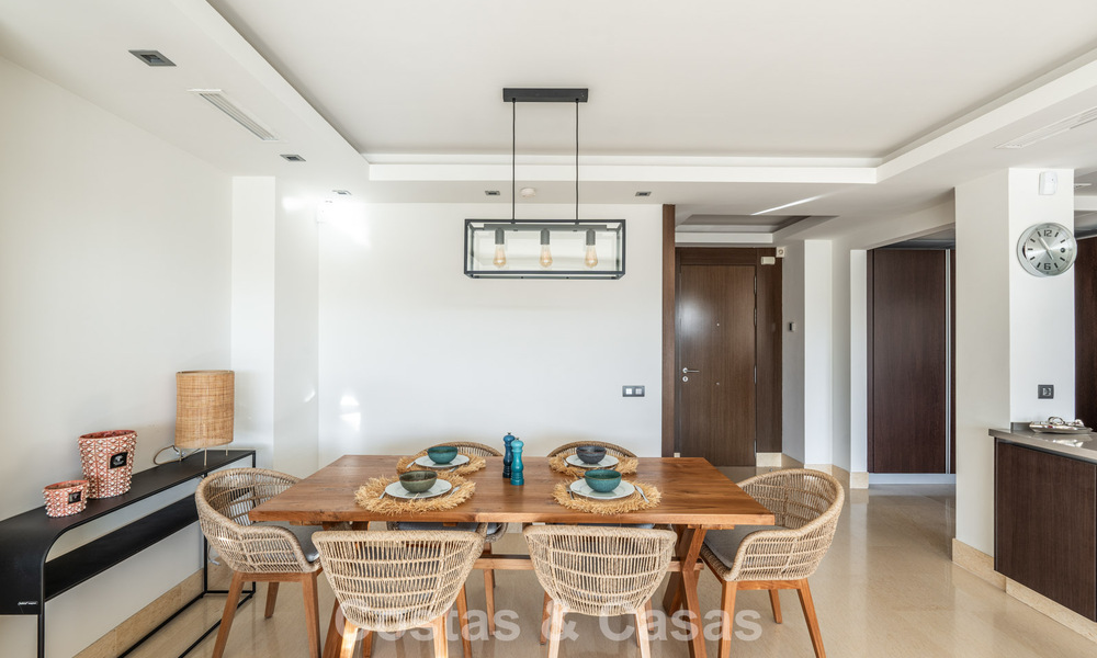 Eigentijds appartement met panoramisch golf- en zeezicht te koop in Marbella - Benahavis 779801